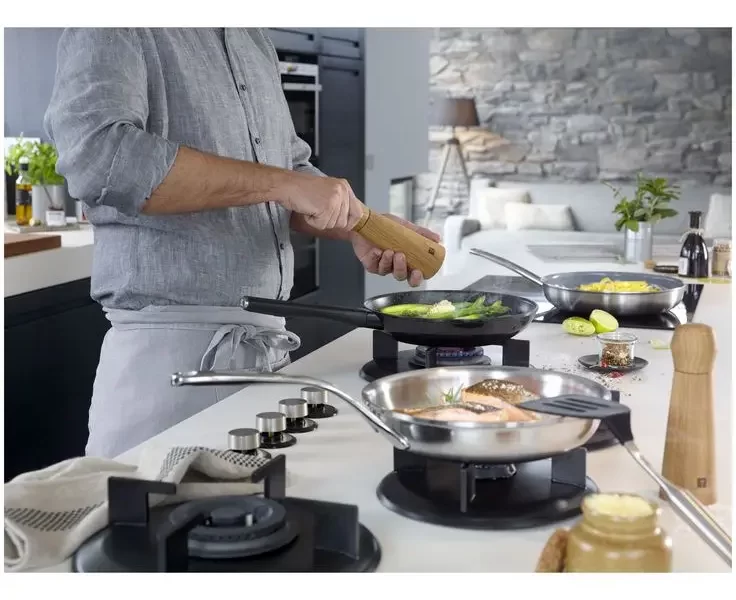 cozinhar com utensílios de cozinha em aço inoxidável